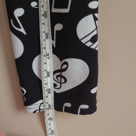 Black and White Music Note Lined Leggings - Picture 6 of 6